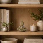 Statue Bouddha devant lotus